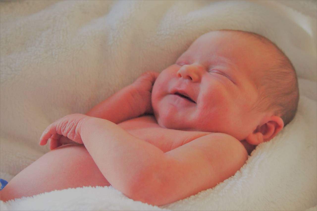 ontspannen pasgeboren newborn baby